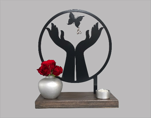 Gedenk beeld handen vlinder